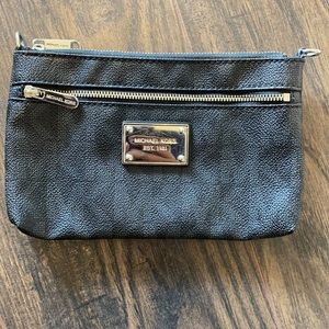 MICHAEL KORS - handheld clutch